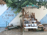 Puesto del mercado de artesanía de La Rampa (La Habana)